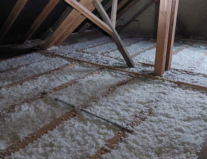 Zateplení stropu výrobní haly pomocí foukané izolace